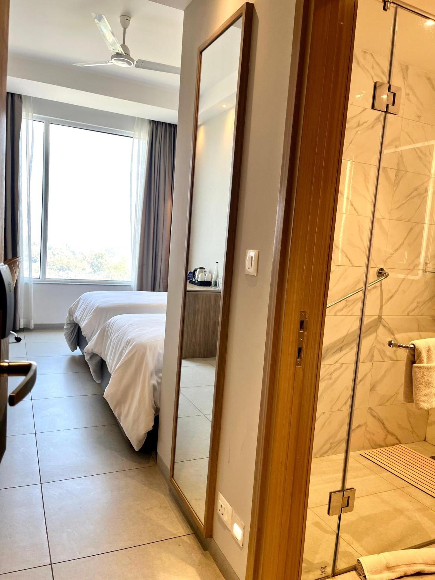Hometel Alambagh Lucknow - A Sarovar Hotel Экстерьер фото